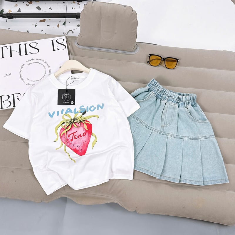 Bộ váy jean bé gái trái dâu