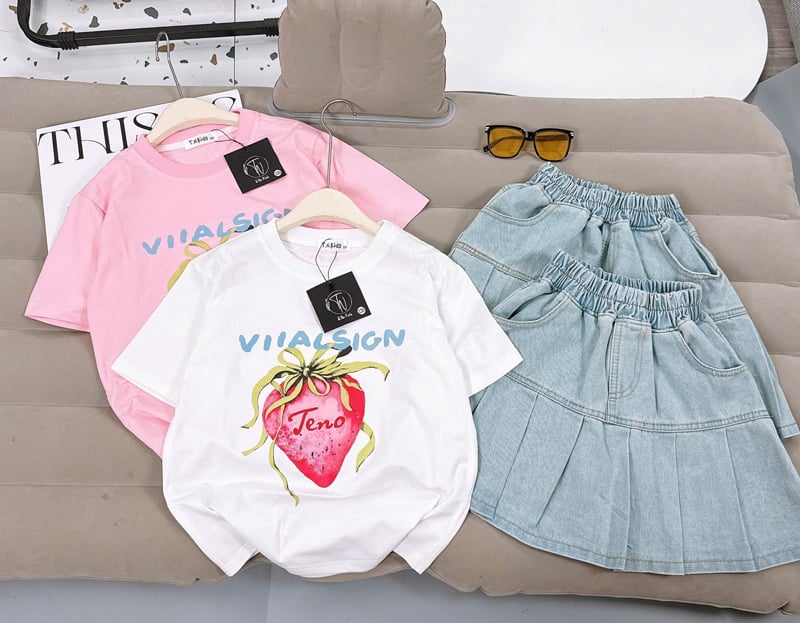 Bộ váy jean bé gái trái dâu