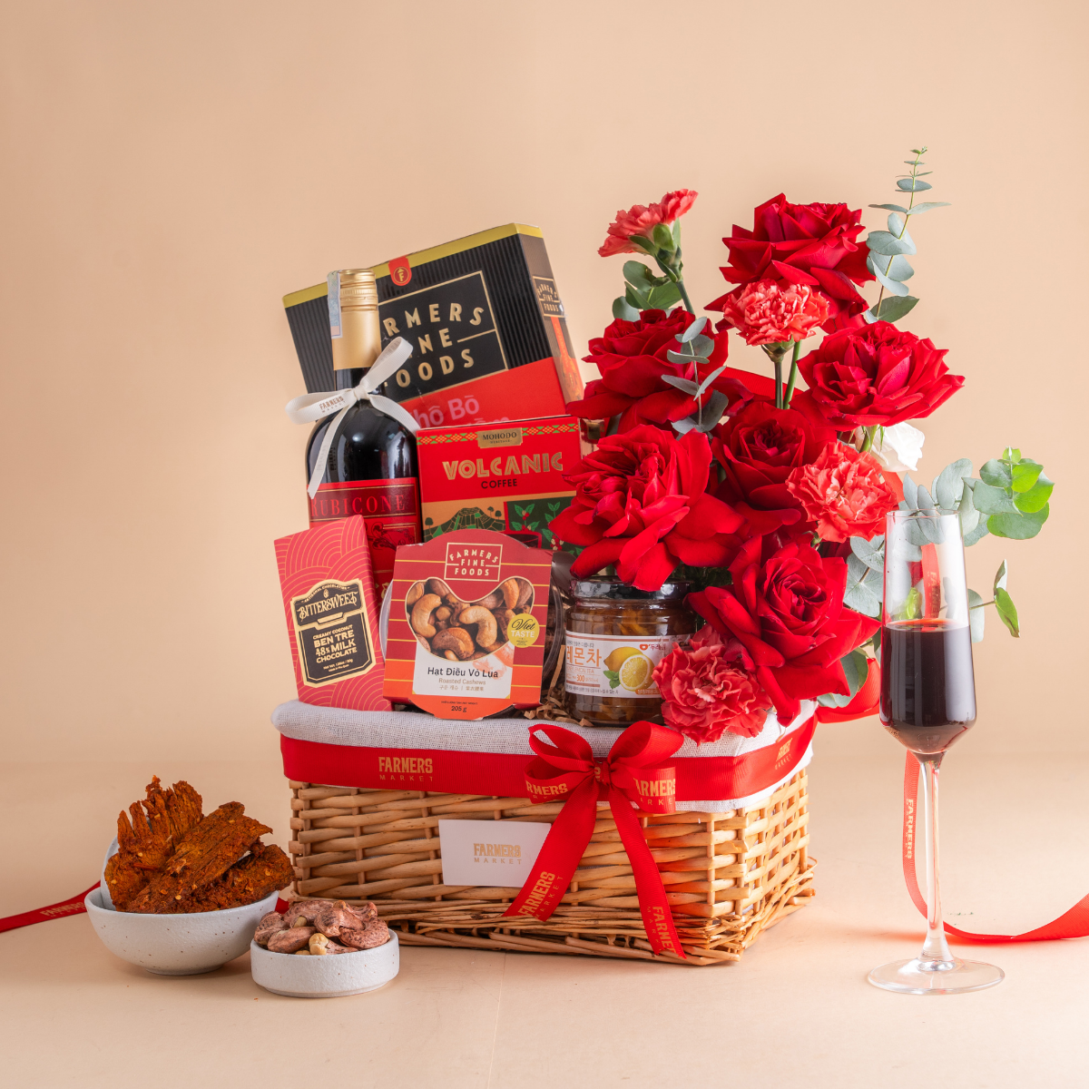  Giỏ Quà Rượu Vang Đỏ - Socola Và Hoa Tone Đỏ Thanh Lịch - GIAO NỘI THÀNH TPHCM 