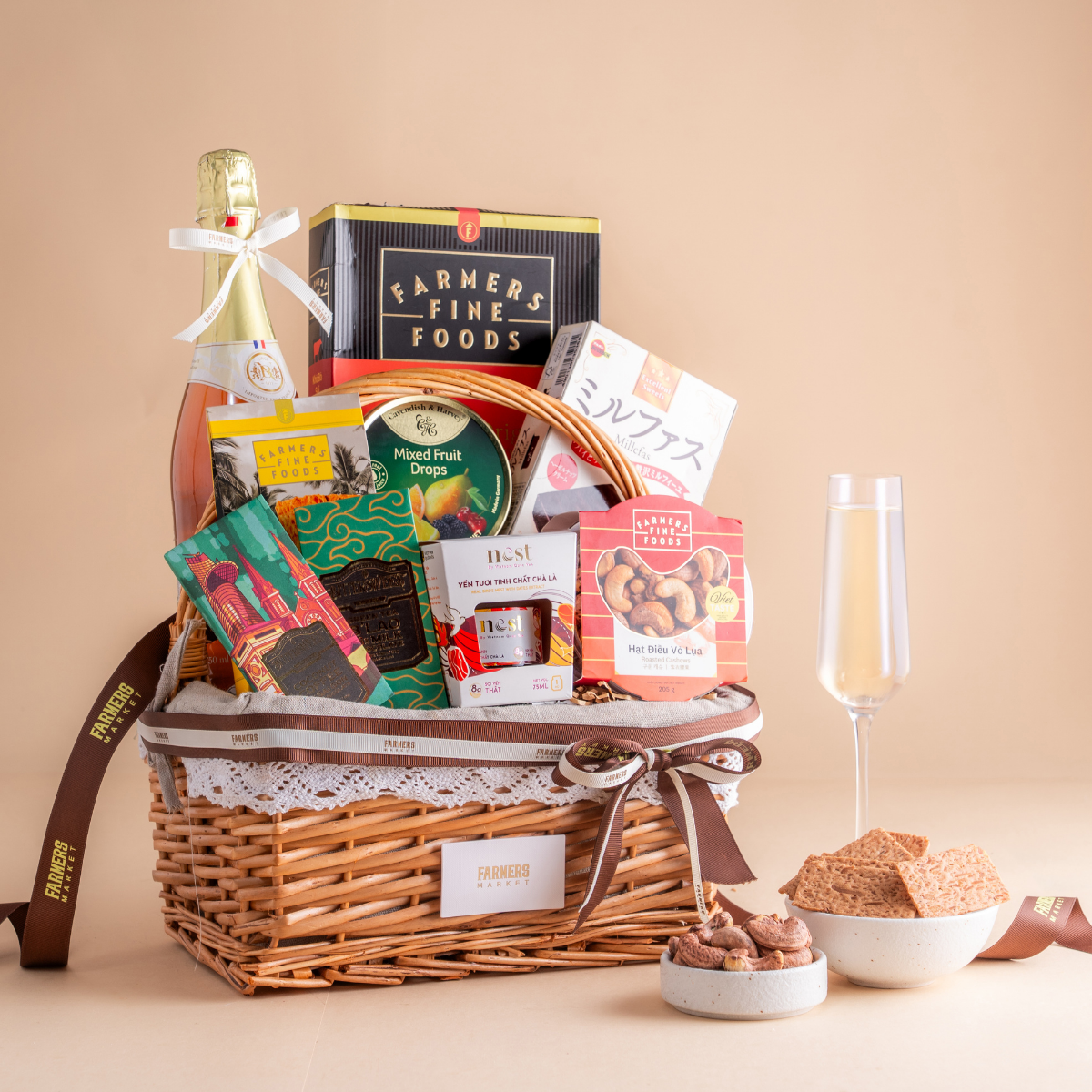  Giỏ Quà Yến Tươi - Nước Trái Cây Và Hạt Tone Nâu Tinh Tế - GIAO NỘI THÀNH TPHCM 