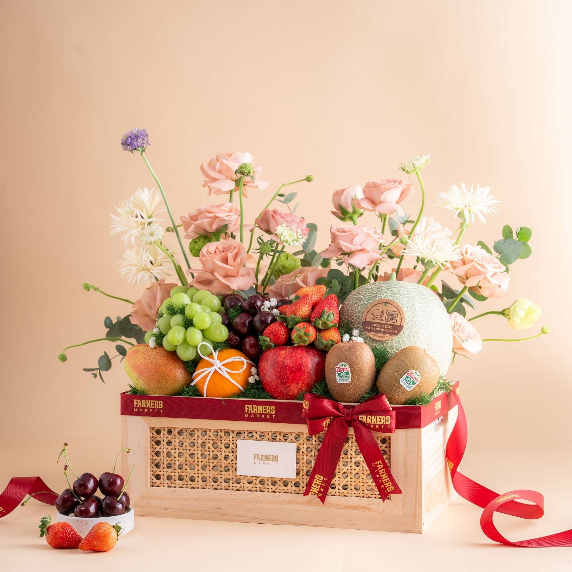  Khay Gỗ Trái Cây Các Loại  Và Hoa Tone Hồng Thanh Lịch - GIAO NỘI THÀNH TPHCM 