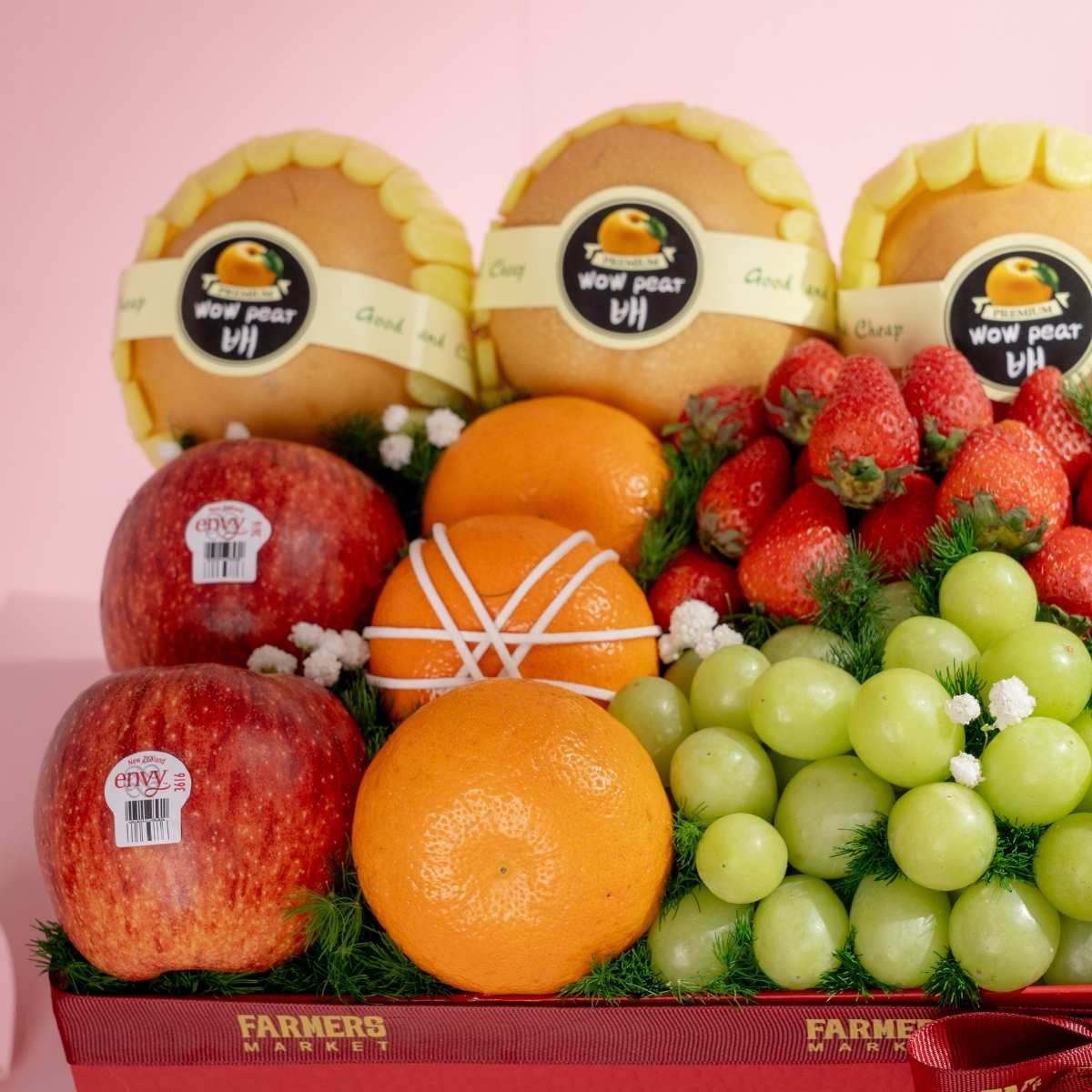  Giỏ Quà Nho Xanh Và Trái Cây Các Loại Tone Đỏ Tinh Tế - GIAO NỘI THÀNH TPHCM 