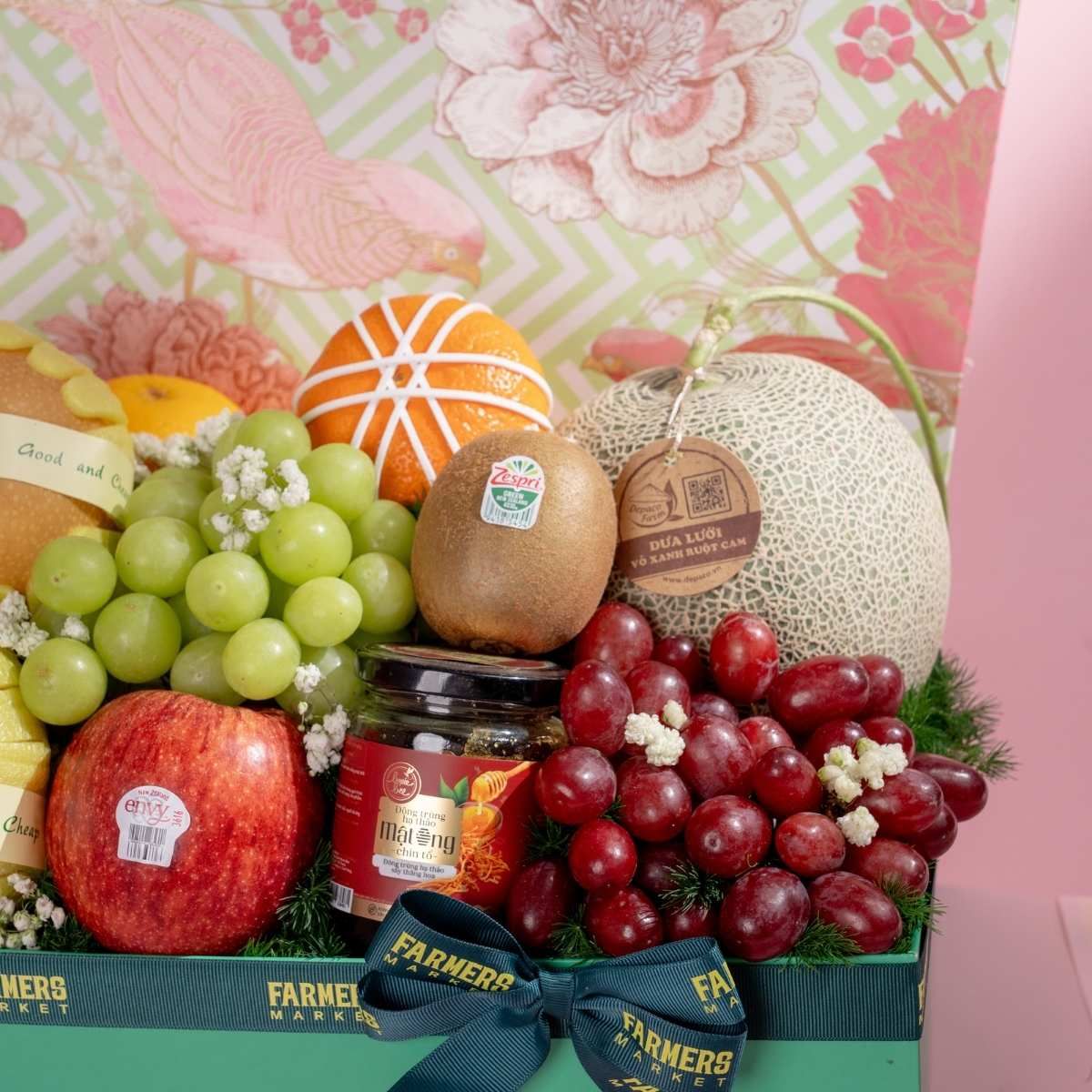  Giỏ Quà Nho Đỏ Và Trái Cây Các Loại Tone Xanh Lá Tinh Tế - GIAO NỘI THÀNH TPHCM 