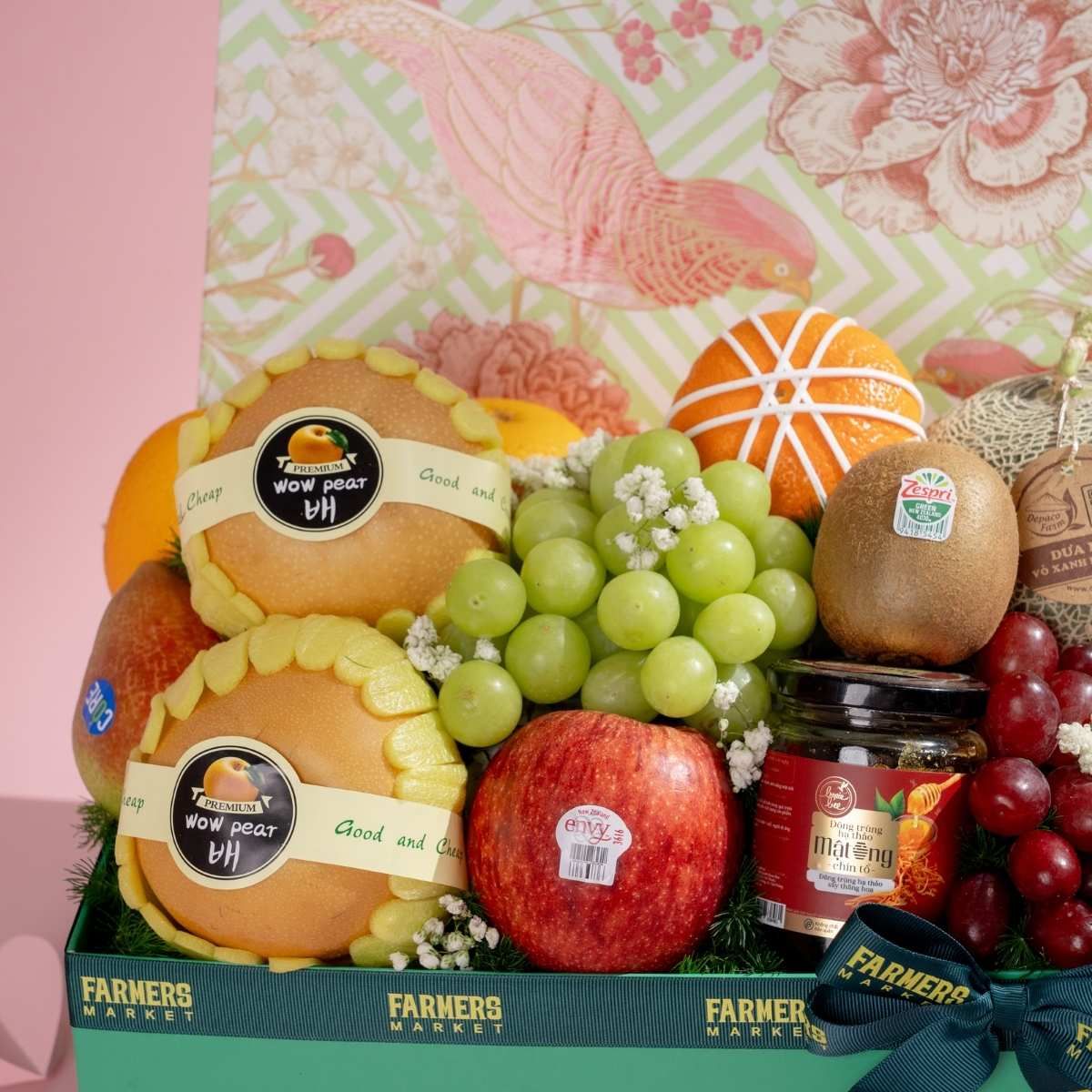  Giỏ Quà Nho Đỏ Và Trái Cây Các Loại Tone Xanh Lá Tinh Tế - GIAO NỘI THÀNH TPHCM 