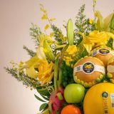  Tháp Trái Cây Tươi Và Hoa Ly Tone Vàng Tinh Tế - GIAO NỘI THÀNH TPHCM 