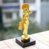 Tượng cô gái mạ vàng