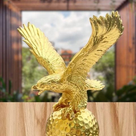 Tượng đại bàng tung cánh mạ vàng