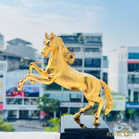 Tượng Ngựa Vàng Chiến Thắng