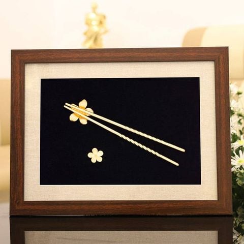 Bức tranh đôi đũa vàng