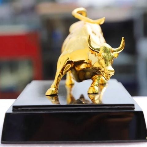 Tượng bò tót phố Wall mạ vàng 24K