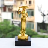 Tượng cô gái mạ vàng