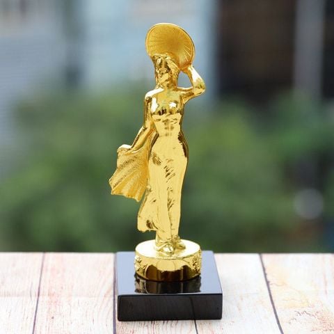 Tượng cô gái mạ vàng