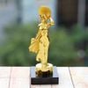 Tượng cô gái mạ vàng