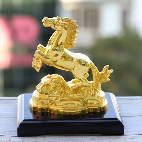 Tượng Ngựa vàng phong thủy