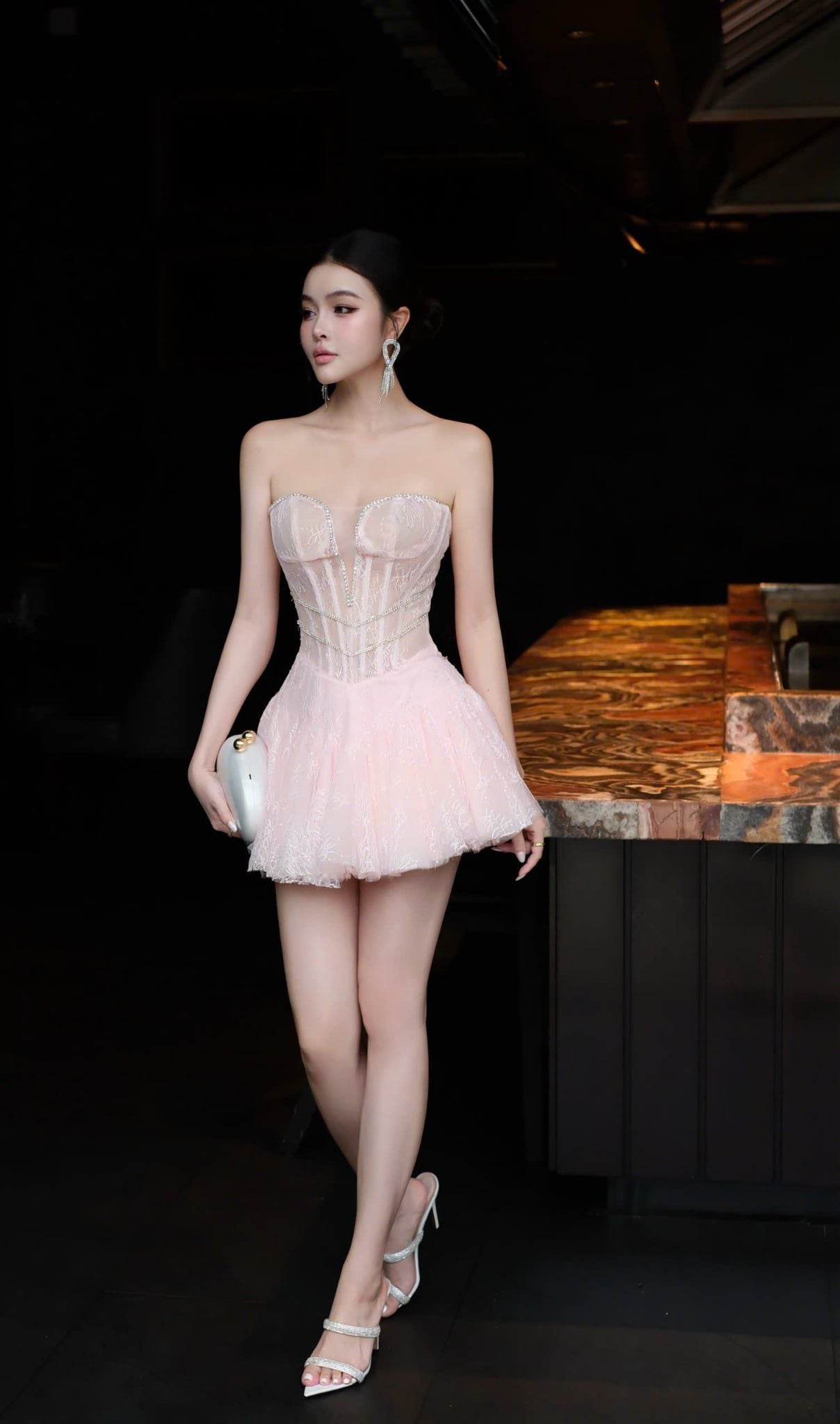 Đầm Cup Xẻ Ngực Viền Đá