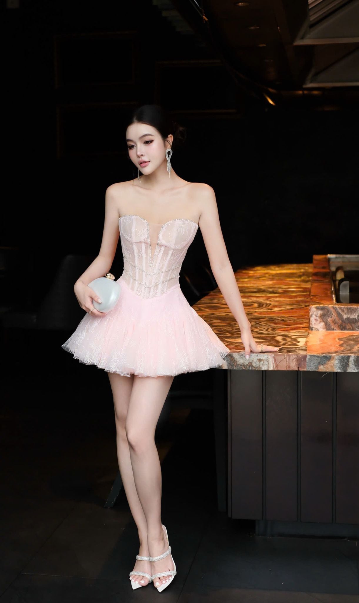 Đầm Cup Xẻ Ngực Viền Đá