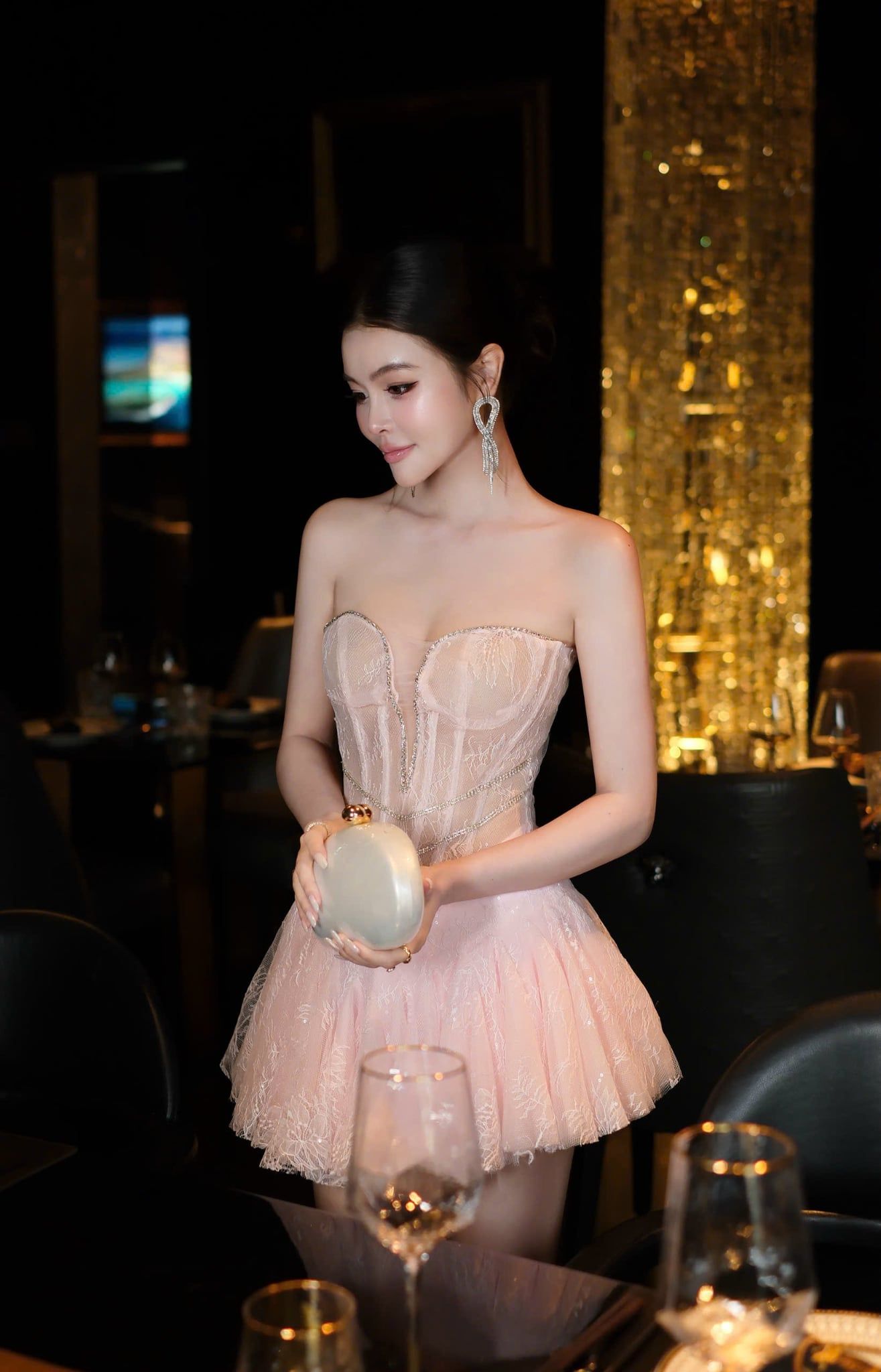 Đầm Cup Xẻ Ngực Viền Đá
