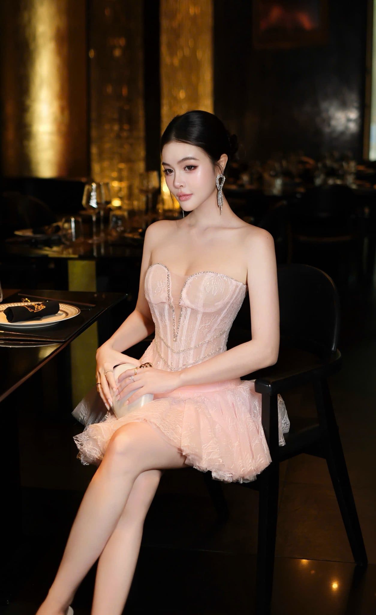 Đầm Cup Xẻ Ngực Viền Đá