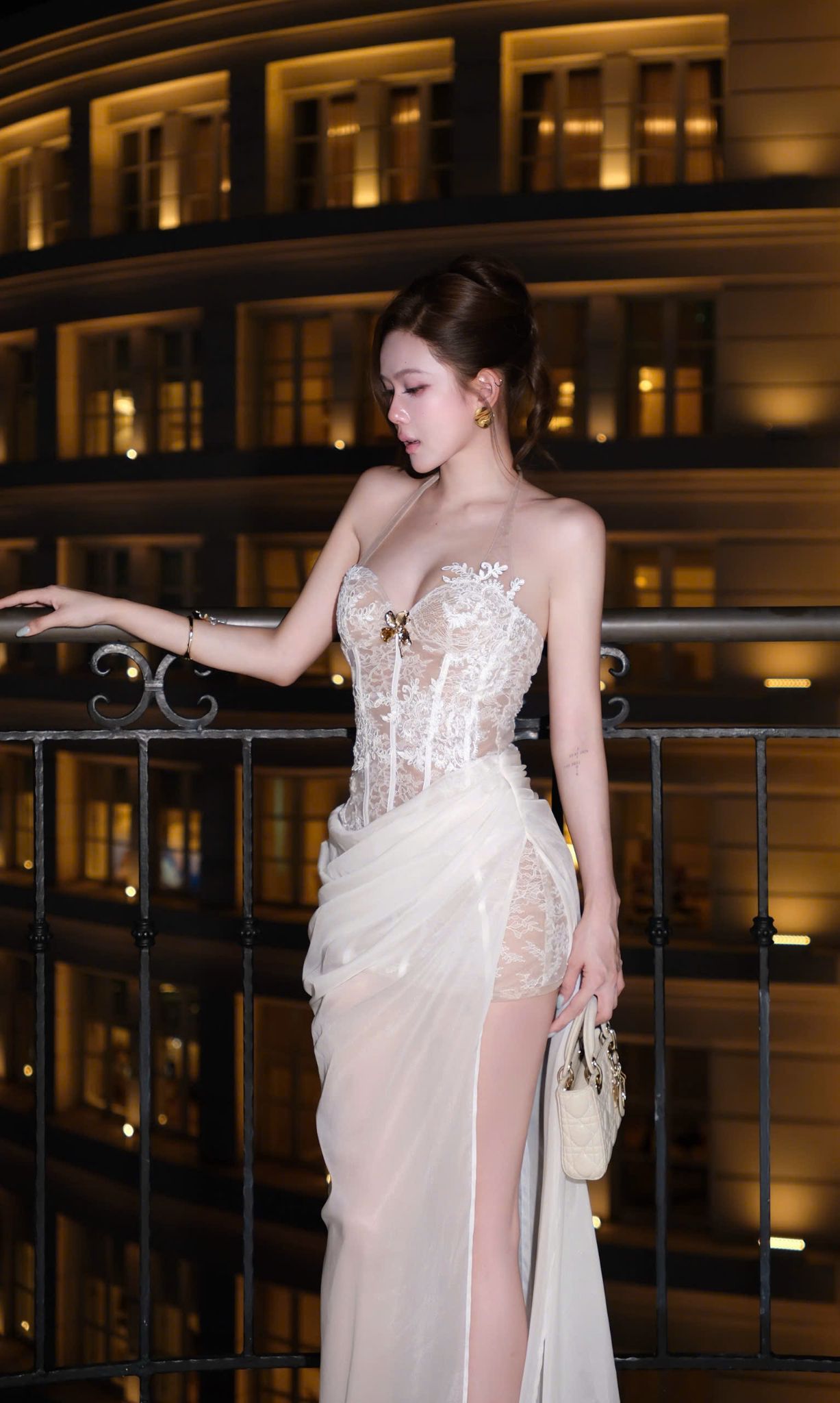 Đầm Yếm Ren Nhún Eo Xẻ Tà