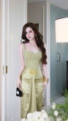 Đầm Lụa Xẻ Trước Kèm Charm