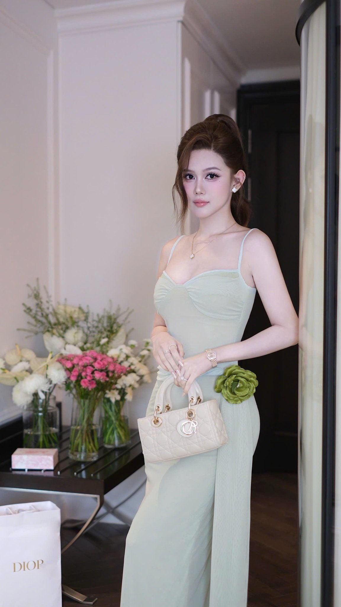 Đầm Lưới Xoắn Eo Kèm Hoa