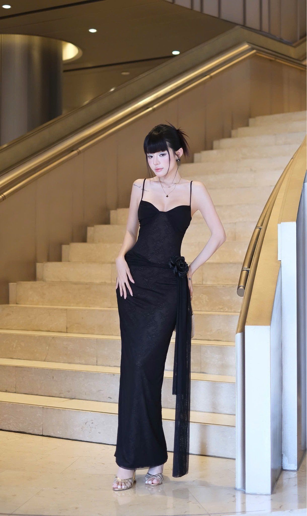 Đầm Lưới Xoắn Eo Kèm Hoa