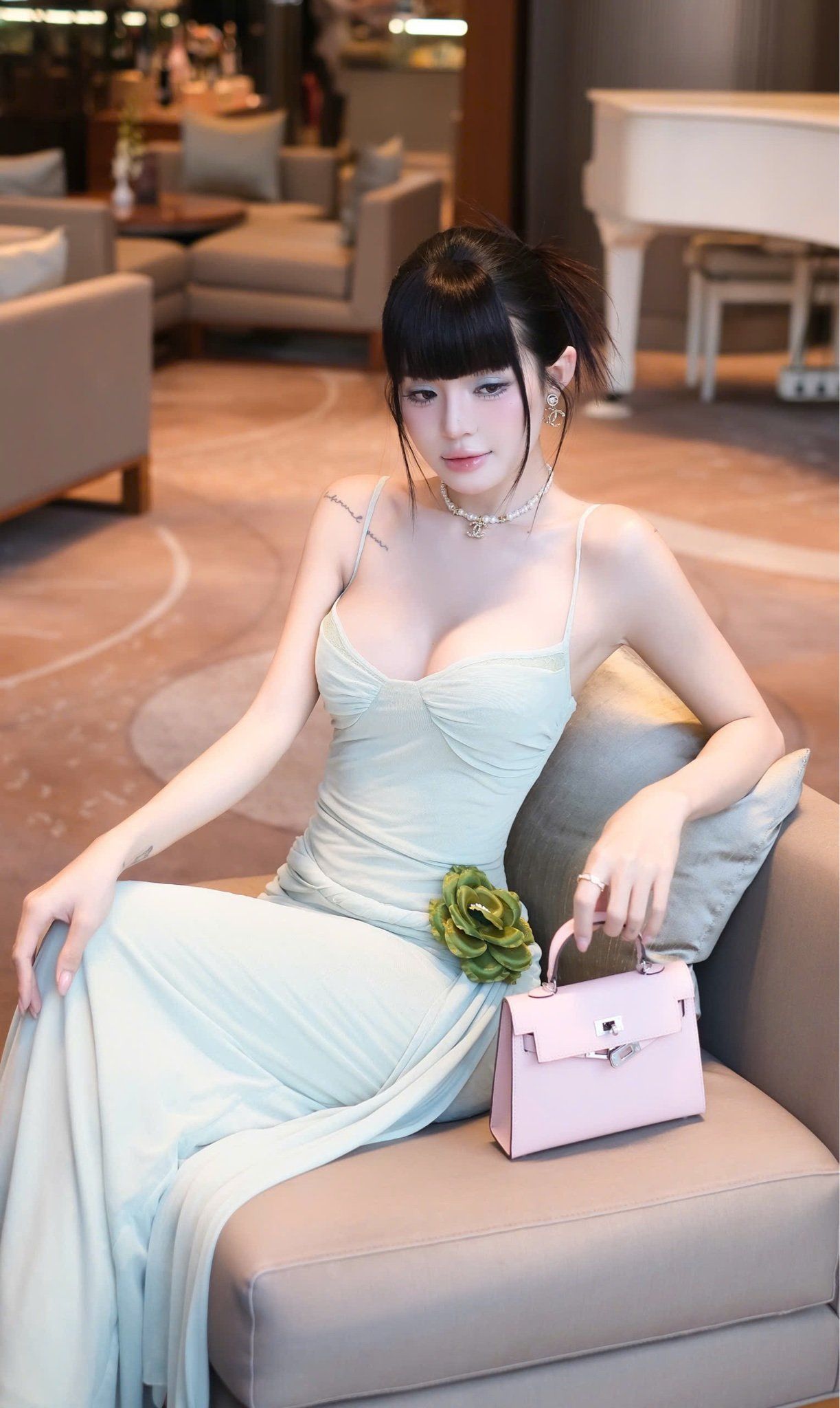 Đầm Lưới Xoắn Eo Kèm Hoa