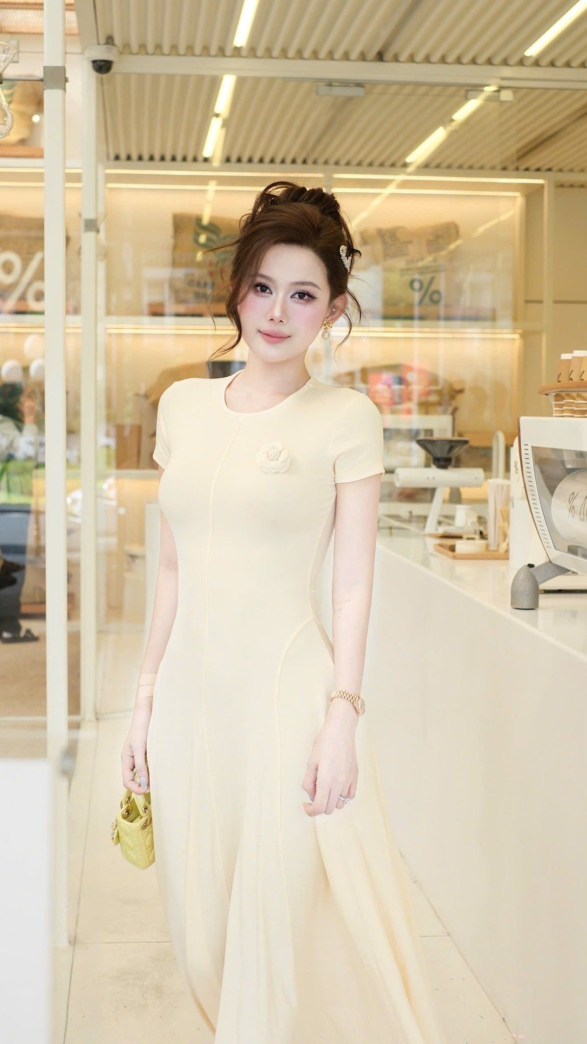 Đầm Thun Trơn Kèm Hoa