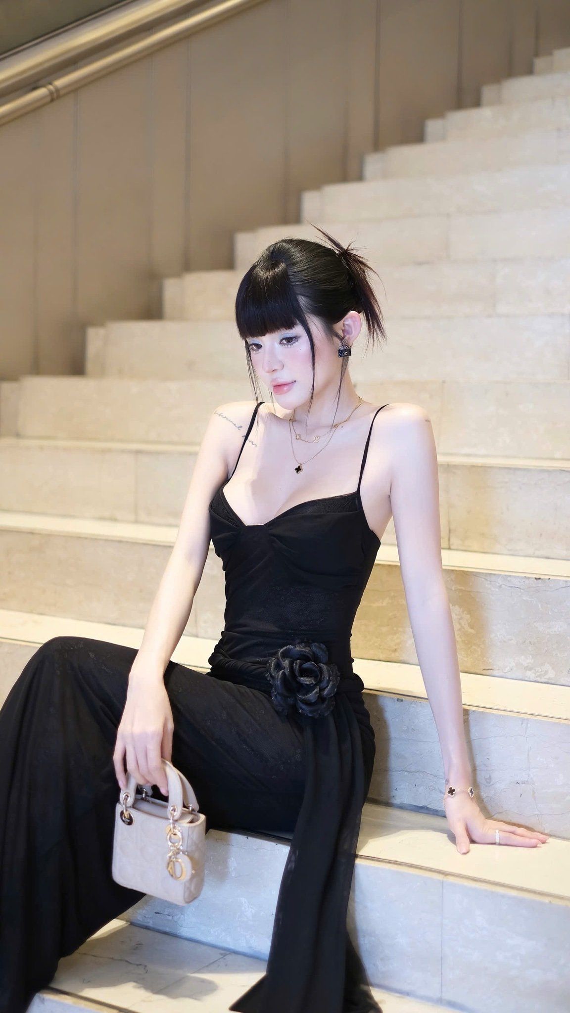Đầm Lưới Xoắn Eo Kèm Hoa