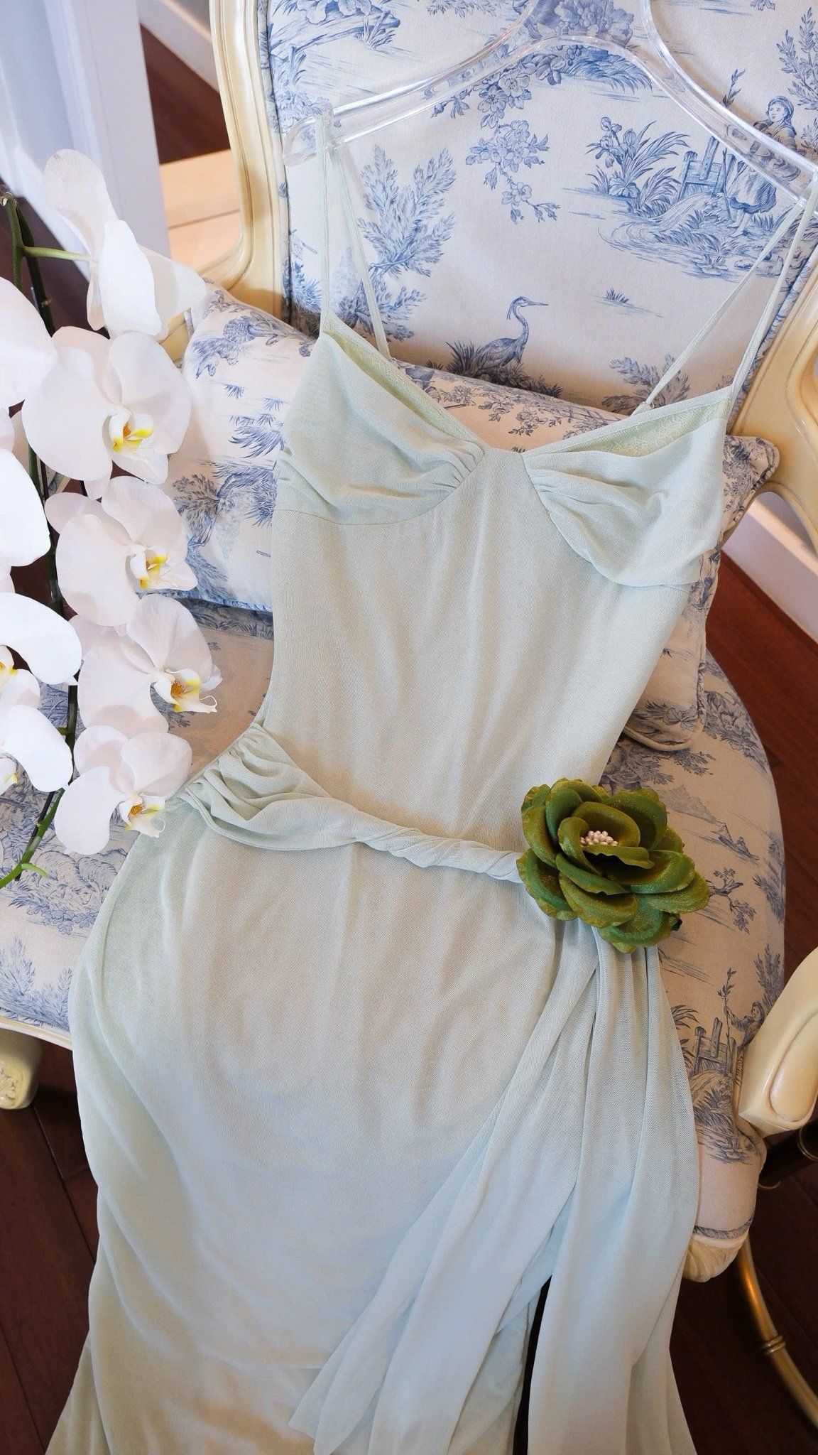 Đầm Lưới Xoắn Eo Kèm Hoa