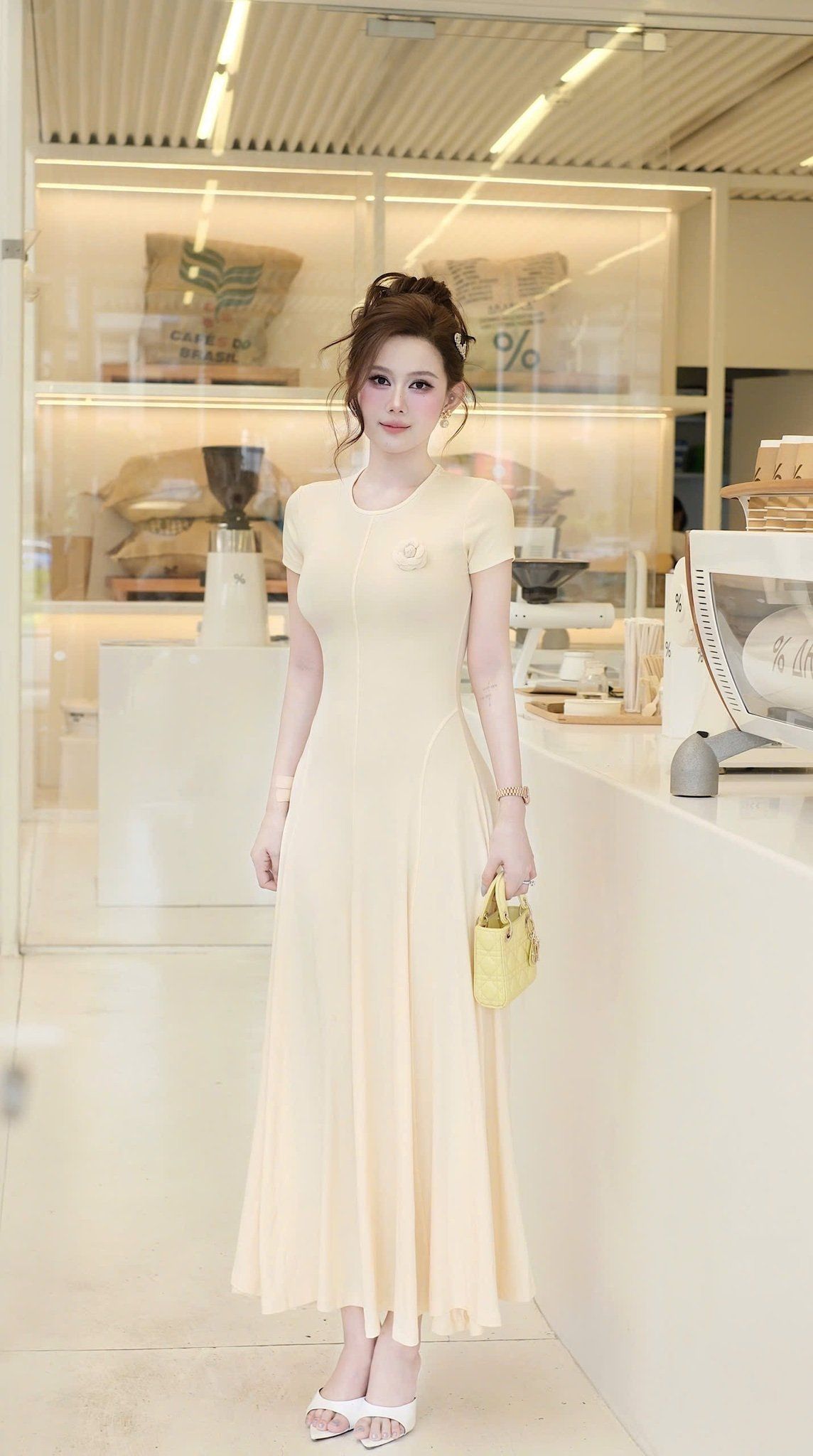 Đầm Thun Trơn Kèm Hoa