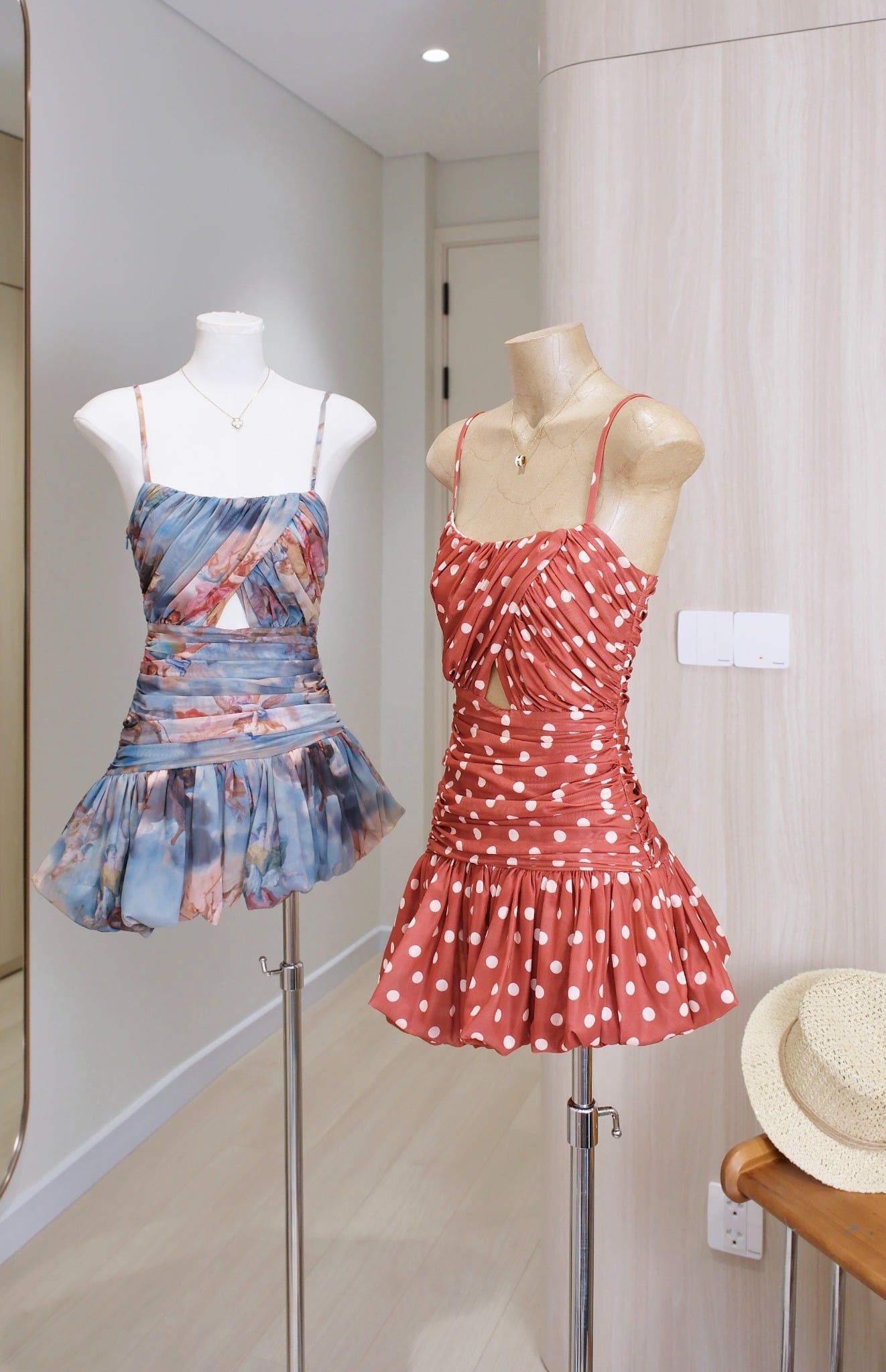 Đầm Bí Nhún Eo Khoét Ngực