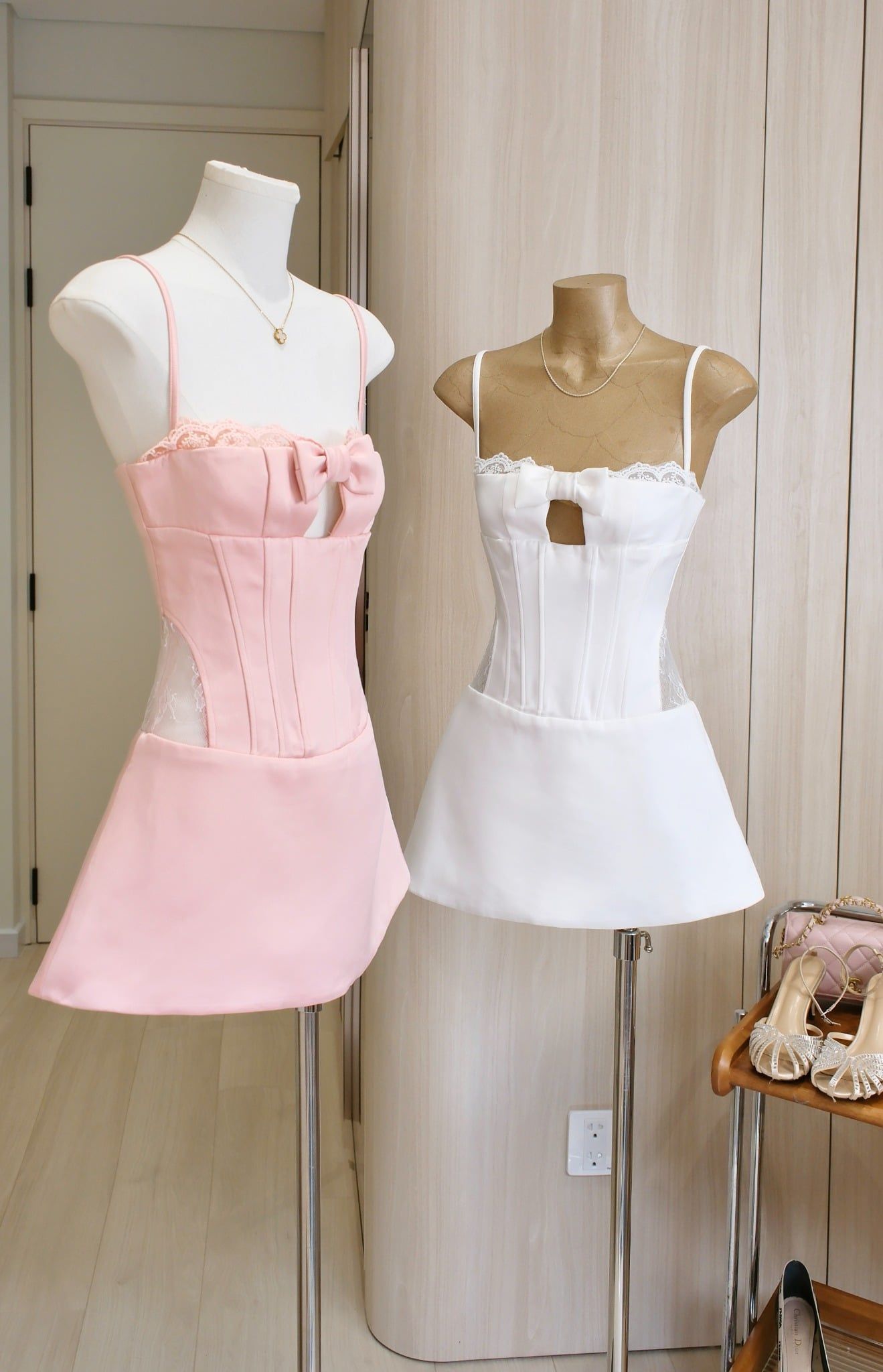 Đầm 2S Khoét Ngực Đính Nơ