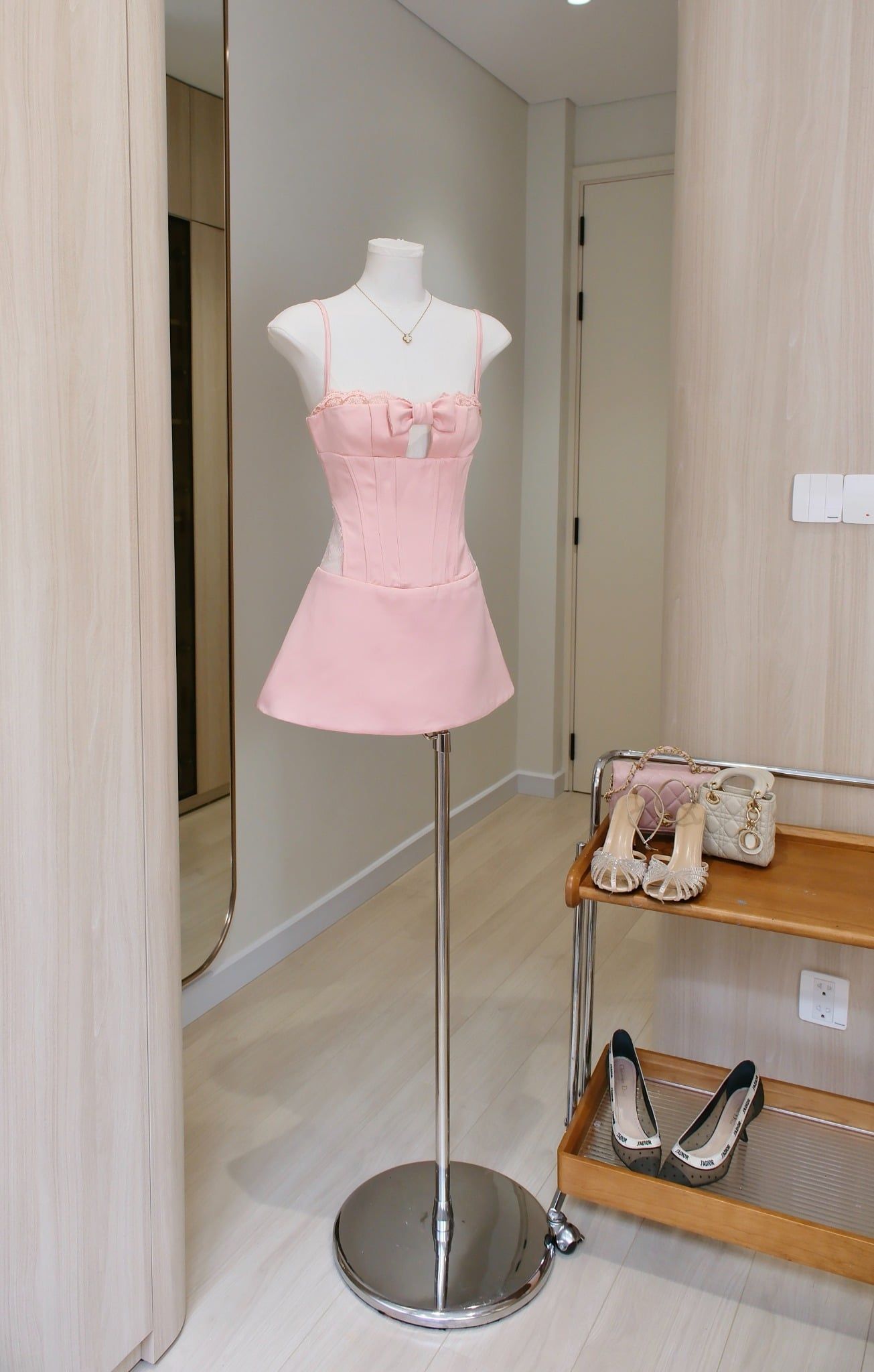 Đầm 2S Khoét Ngực Đính Nơ