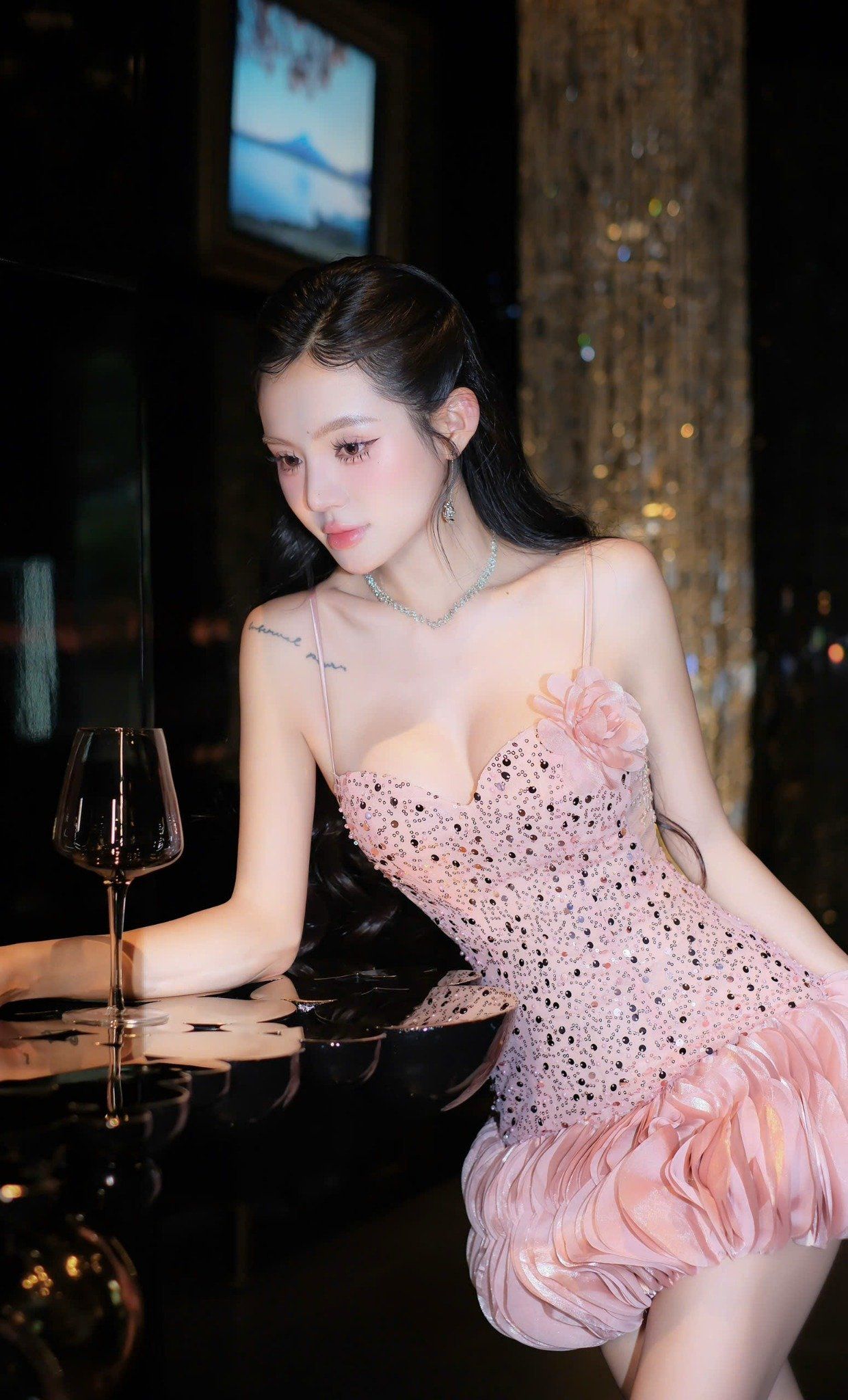 Đầm Lưới Kim Sa Kèm Hoa