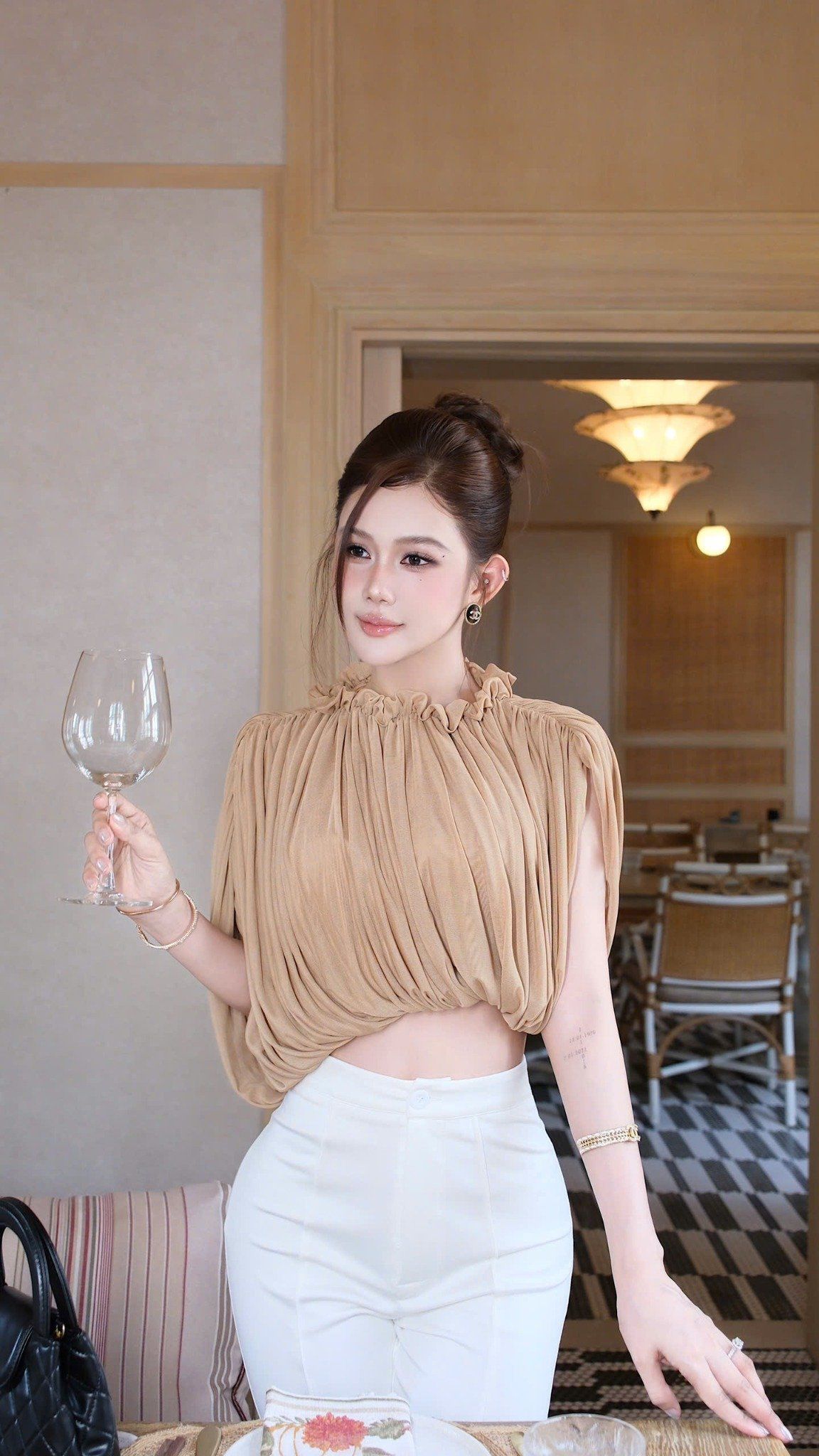 Áo Lưới Viền Bo Cổ