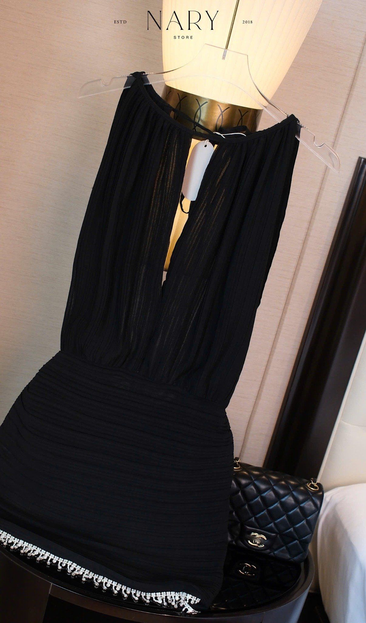 Đầm Hở Lưng Dập Ly Viền Đá