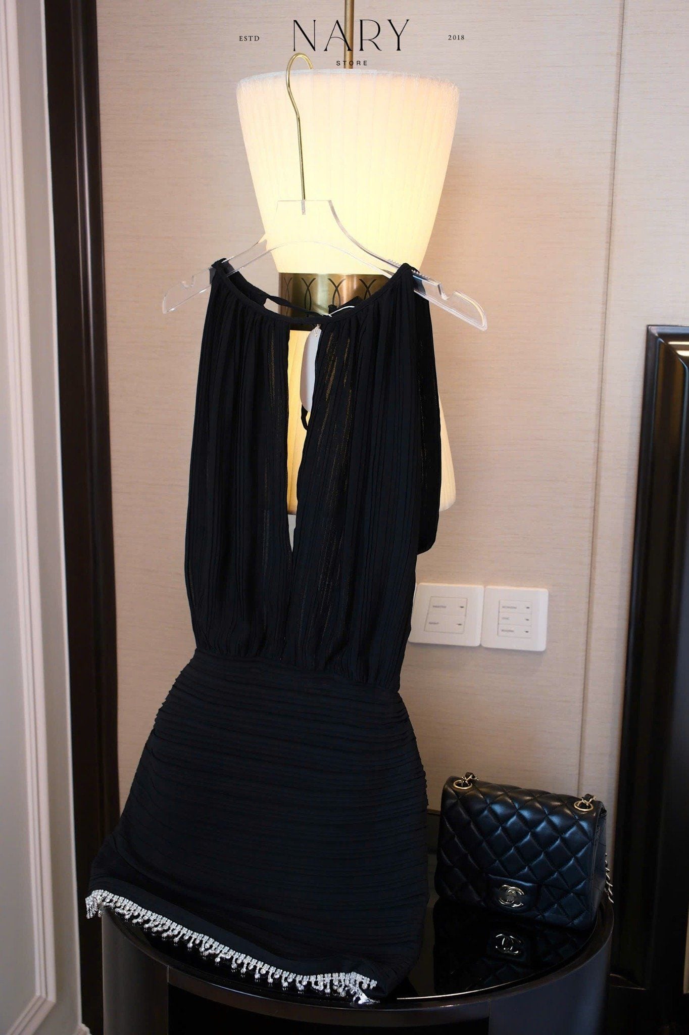 Đầm Hở Lưng Dập Ly Viền Đá