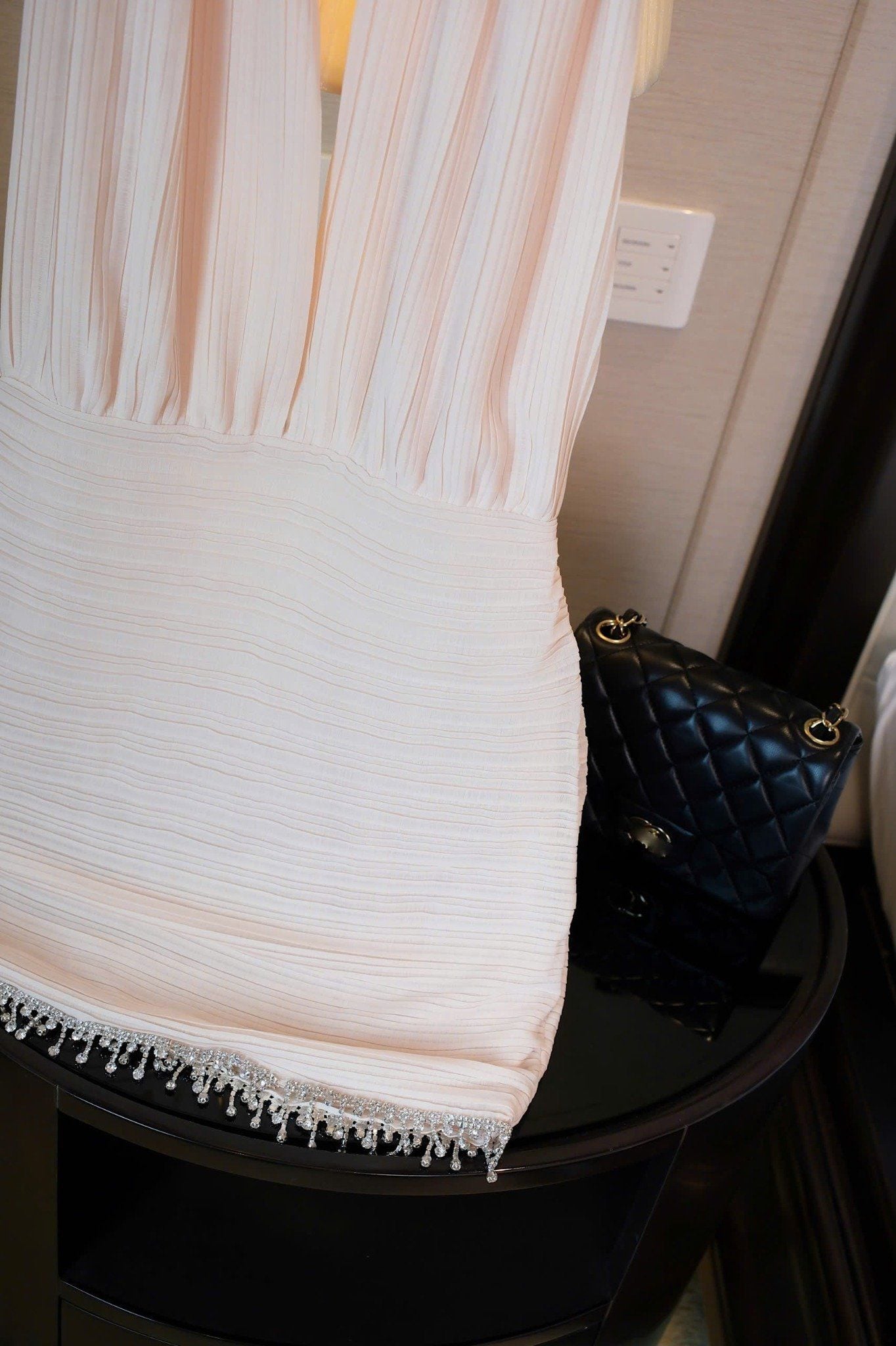 Đầm Hở Lưng Dập Ly Viền Đá