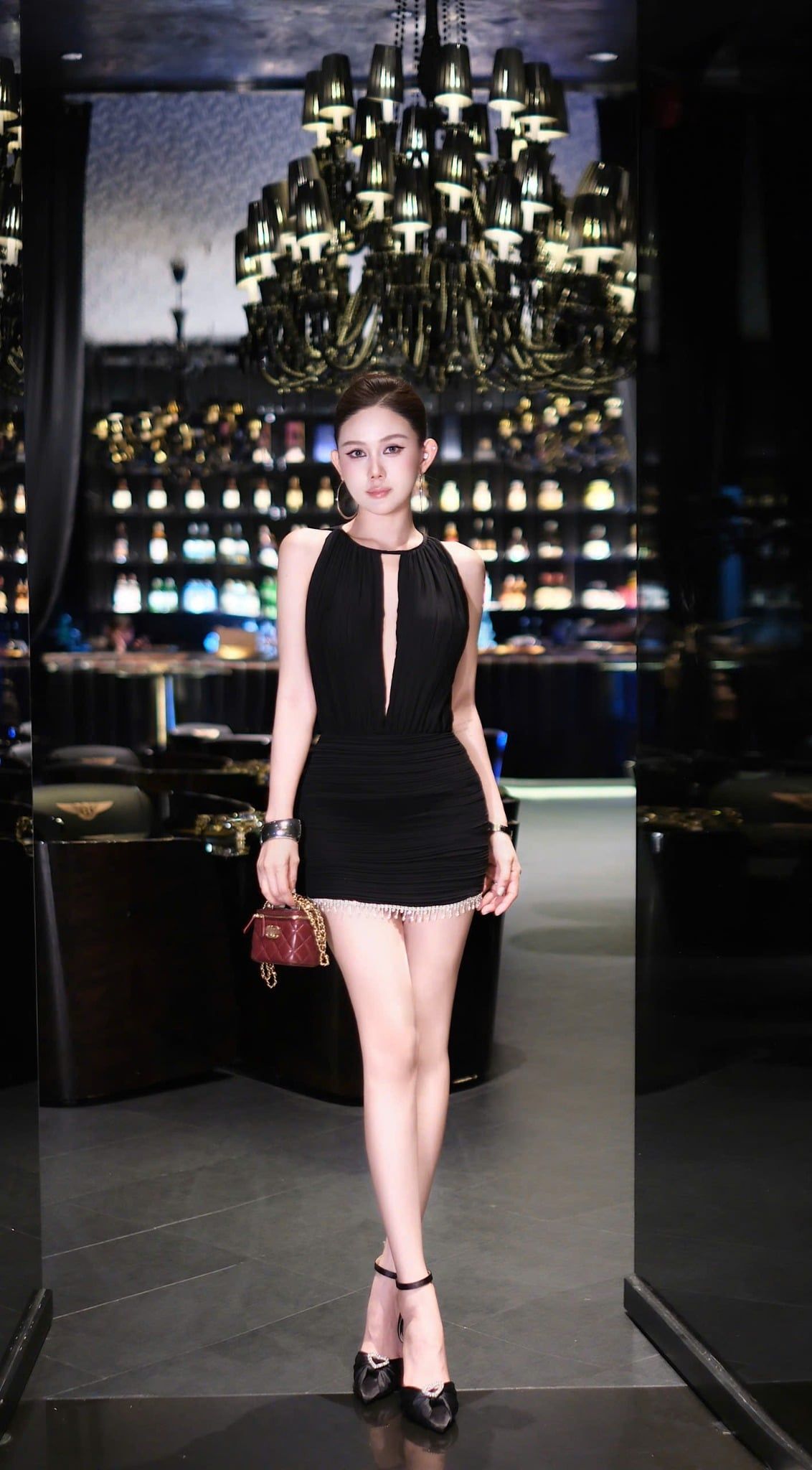 Đầm Hở Lưng Dập Ly Viền Đá