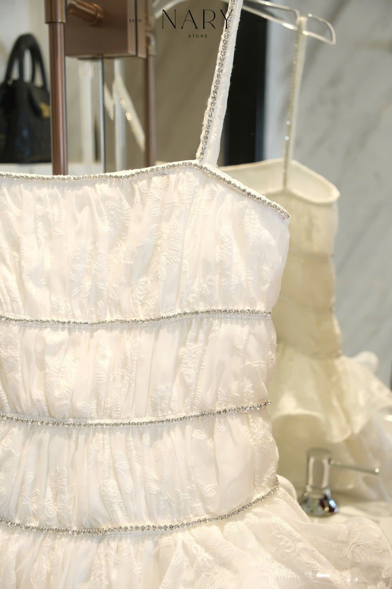 Đầm Viền Đá Thêu Ren Hoa