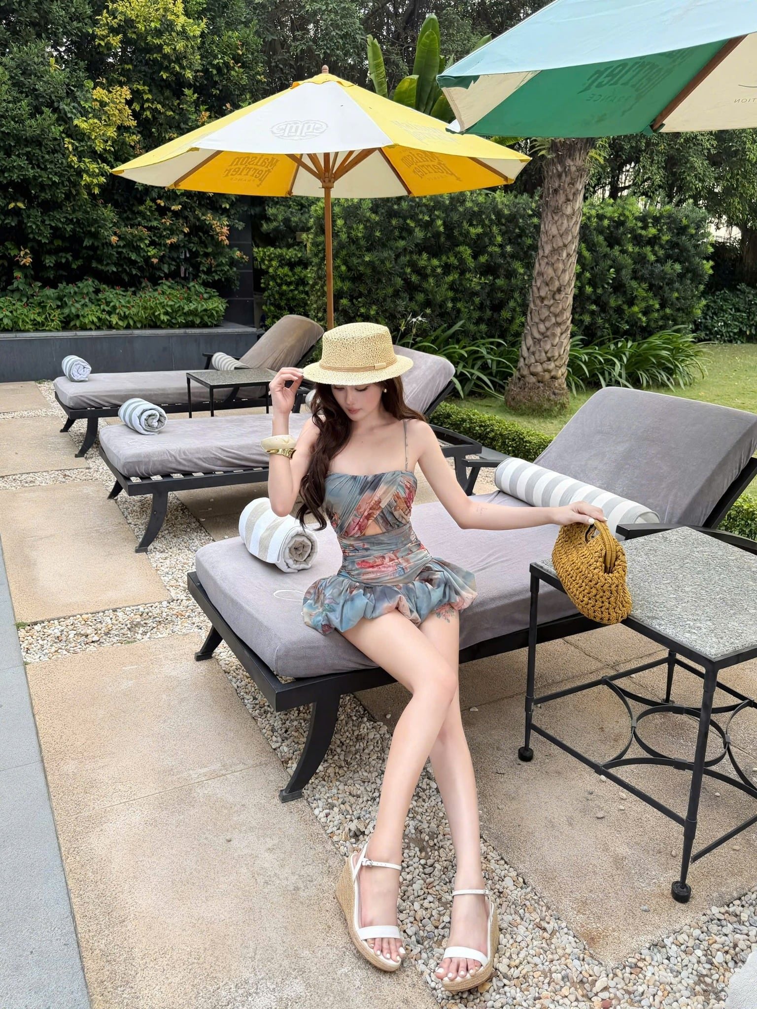 Đầm Bí Nhún Eo Khoét Ngực