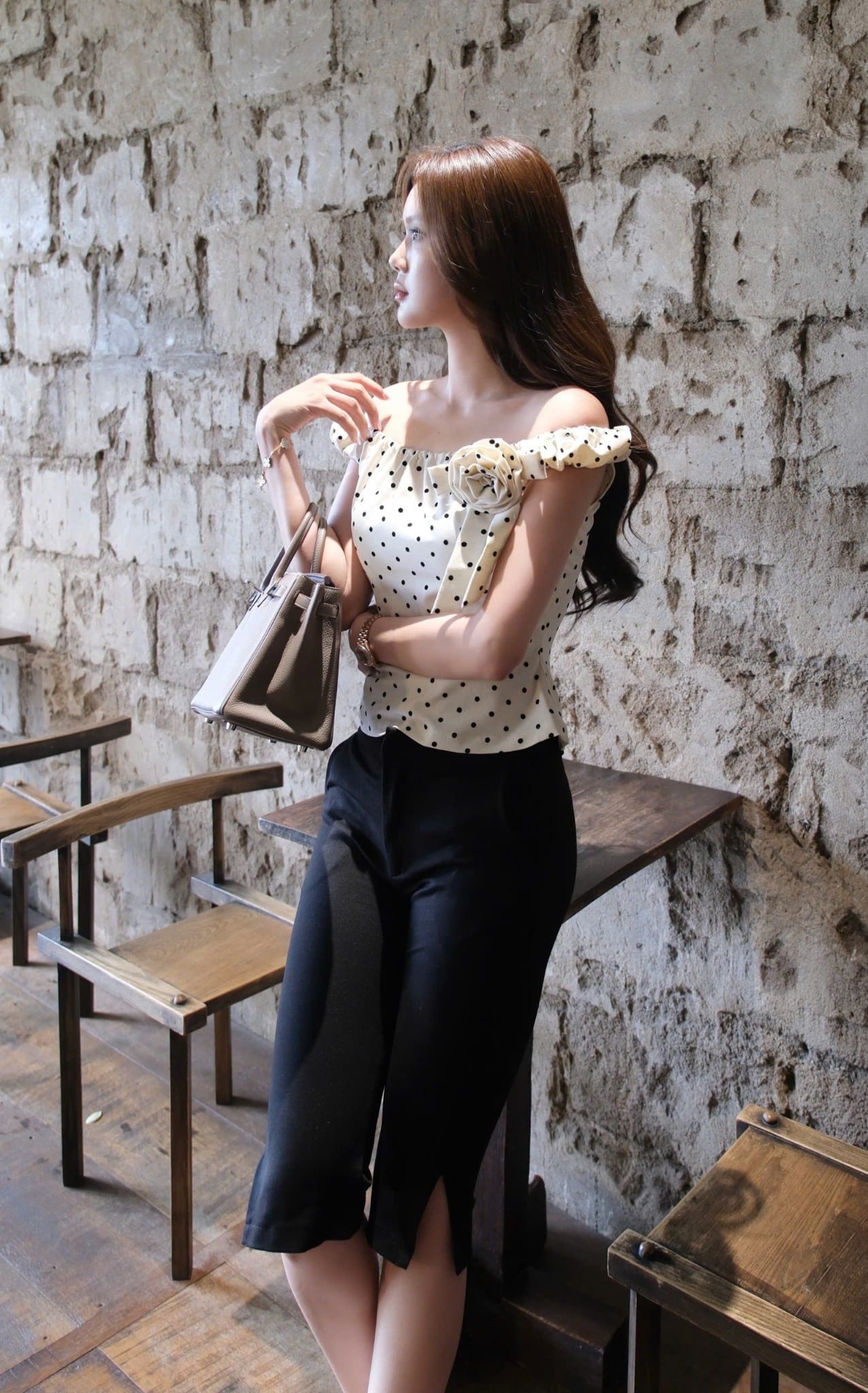 Áo Bẹt Vai Chấm Bi Kèm Hoa
