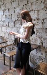 Áo Bẹt Vai Chấm Bi Kèm Hoa