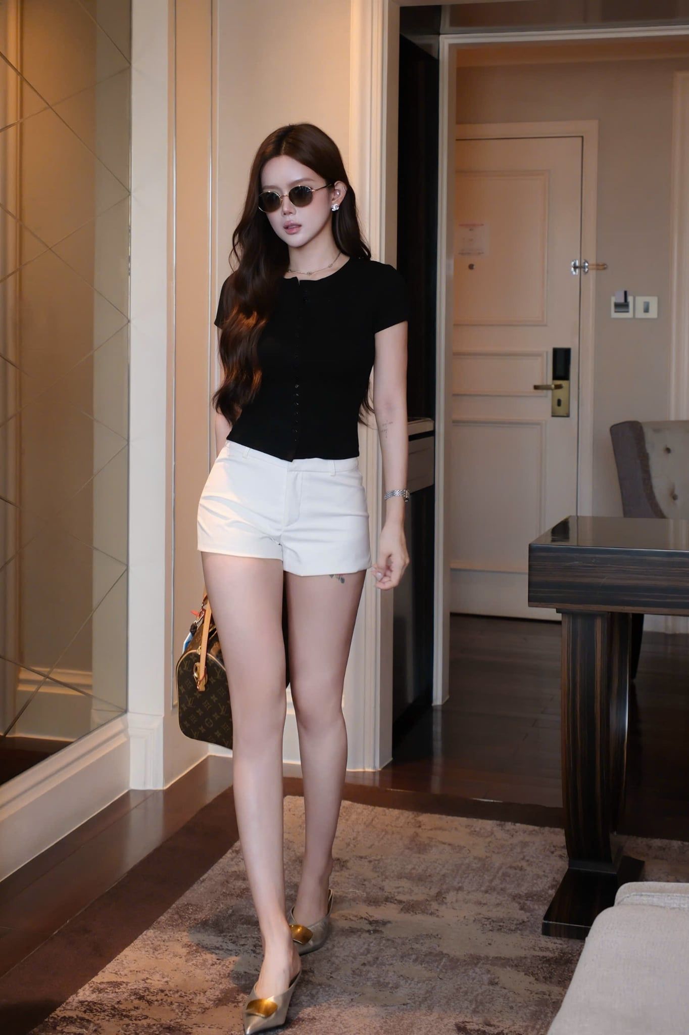 Áo Thun Tay Con Viền Nút