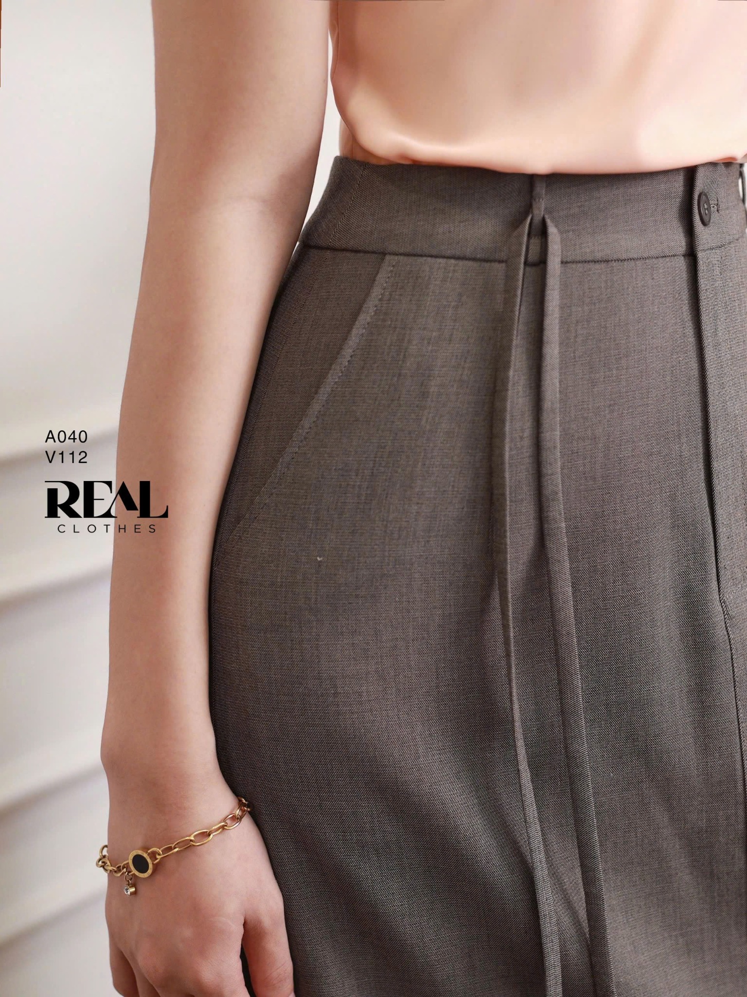 Áo cổ tim cam nhạt không tay