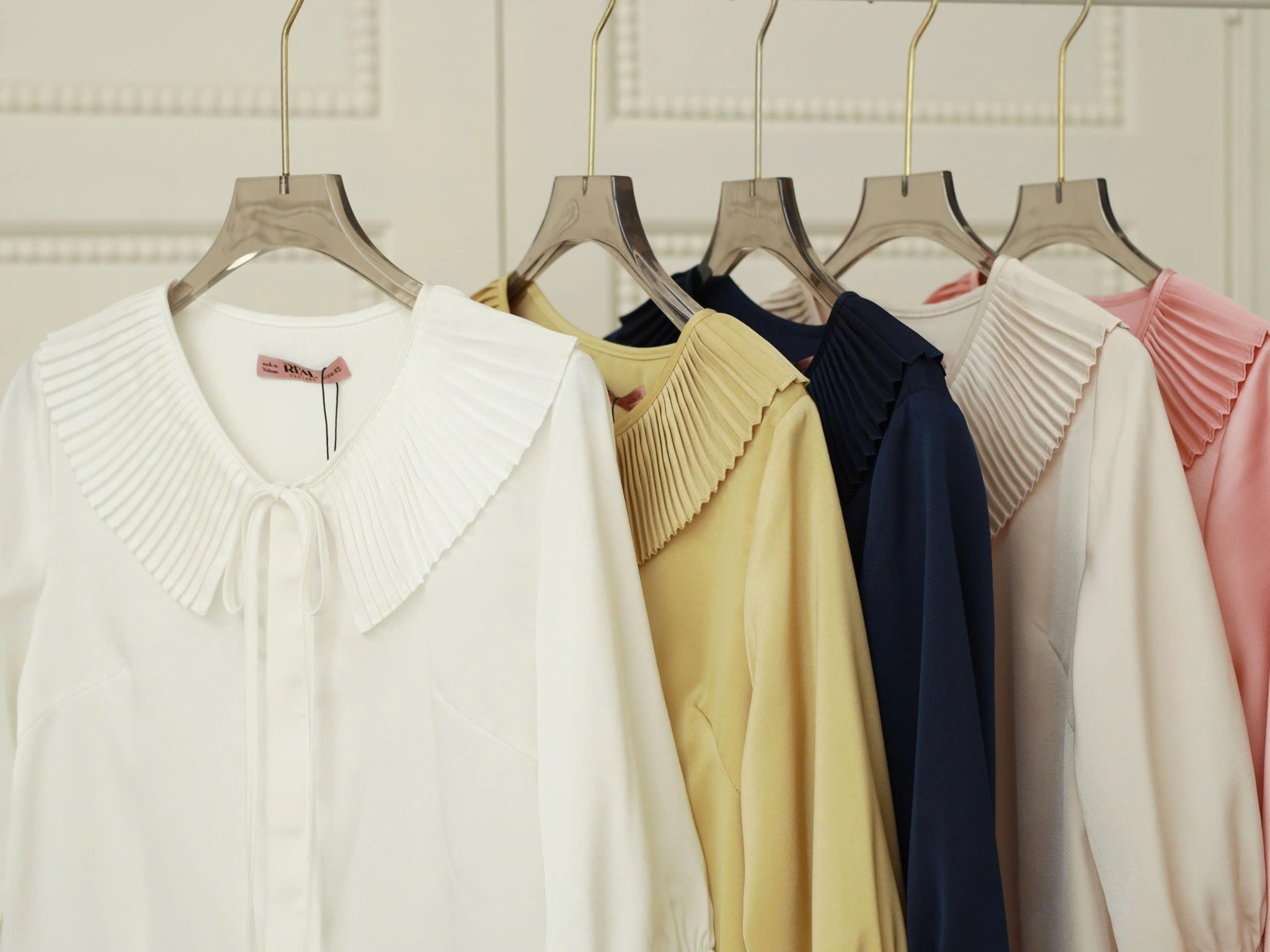 Áo cổ xếp vàng FINAL SALE - size XS