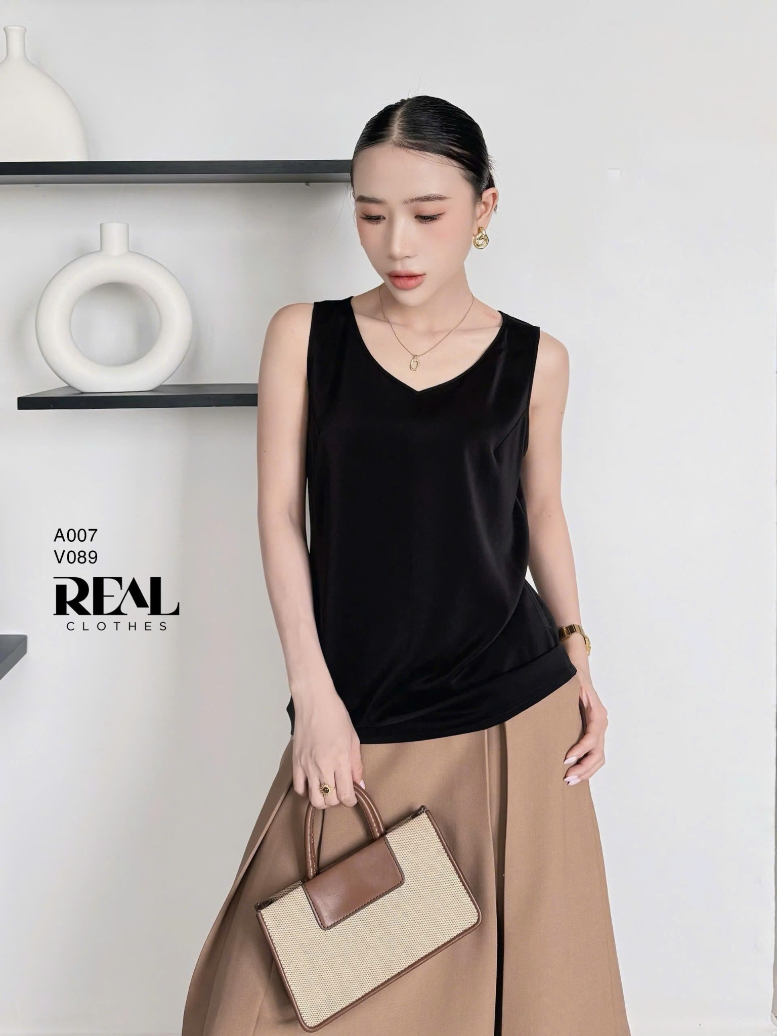 Áo cổ tim đen không tay