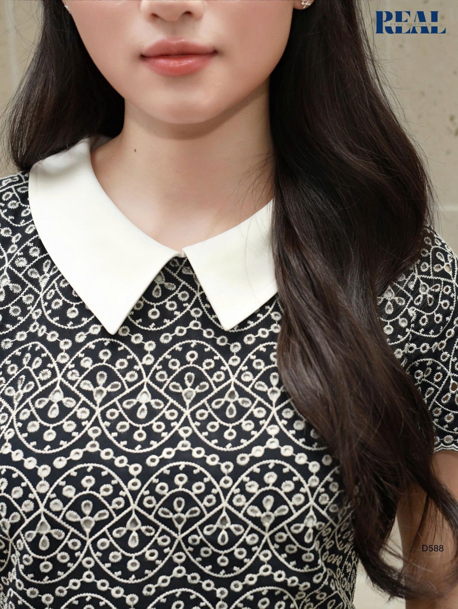 Đầm suông ren tay đủ cổ lá sen hoa đen