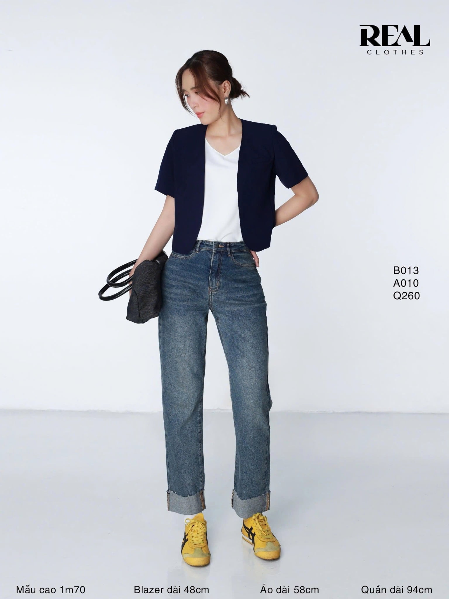 Áo cổ tim trắng không tay